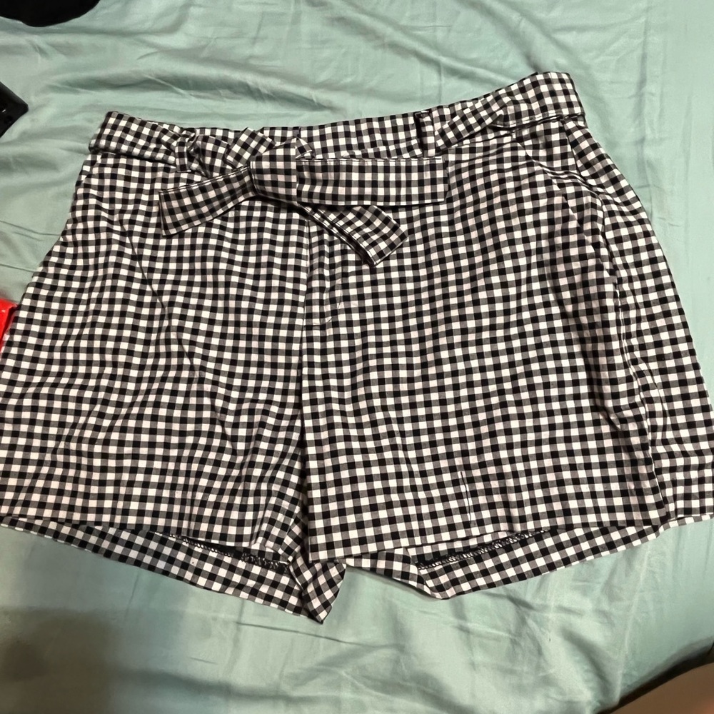 Banana Republic black gingham short, size 8